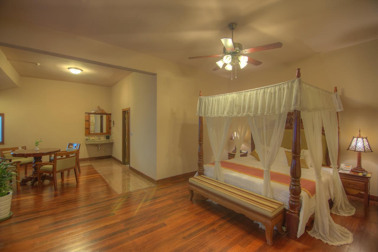 Bayon Era Hotel Siem Reap Exteriör bild